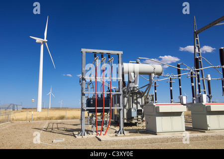 Poste électrique haute tension et moulin à vent avec ciel bleu en Espagne Banque D'Images