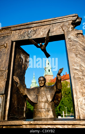 Sculpture du Pape Jean Paul le deuxième par le château de Wawel, Cracovie, Pologne Banque D'Images