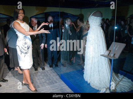 Michelle Obama et le look Jason Wu à l'inaugural au cours d'une robe de cérémonie au Smithsonian's National Museum d'un Banque D'Images