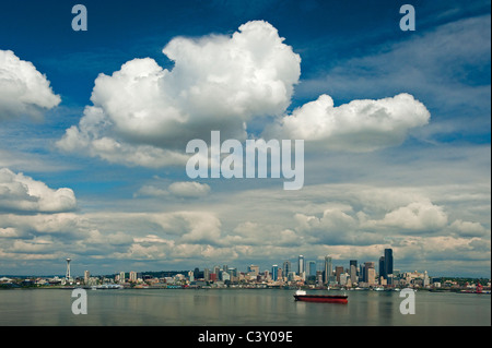 Une vue de la ville de Seattle, Washington, et le bord de l'eau y compris la Space Needle, le long d'une journée de printemps. Banque D'Images