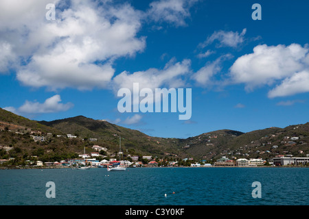 Vue depuis le port de la route de ville côtière de Road Town, capitale de Îles Vierges britanniques à Tortola Banque D'Images