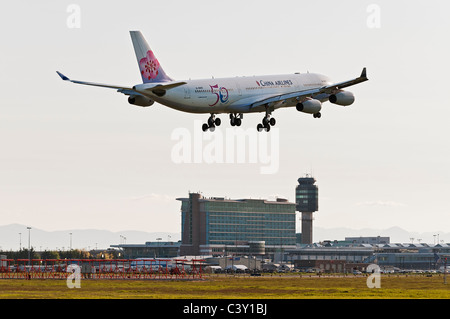 China Airlines, un Airbus A340-300 avion de ligne en approche finale pour l'atterrissage à l'Aéroport International de Vancouver, Canada. Banque D'Images