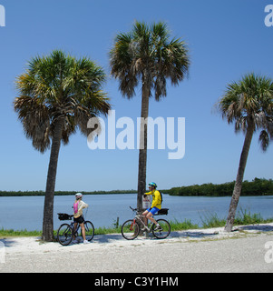 Les cyclistes dans le JN 'Ding' Darling National Wildlife Refuge sur Sanibel Island Florida USA Banque D'Images