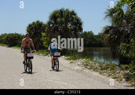 Les cyclistes dans le JN 'Ding' Darling National Wildlife Refuge sur Sanibel Island Florida USA Banque D'Images