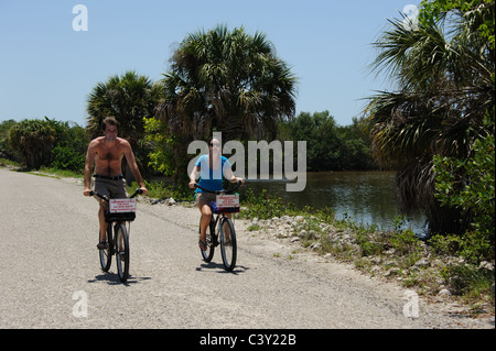 Les cyclistes dans le JN 'Ding' Darling National Wildlife Refuge sur Sanibel Island Florida USA Banque D'Images