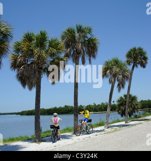 Les cyclistes dans le JN 'Ding' Darling National Wildlife Refuge sur Sanibel Island Florida USA Banque D'Images