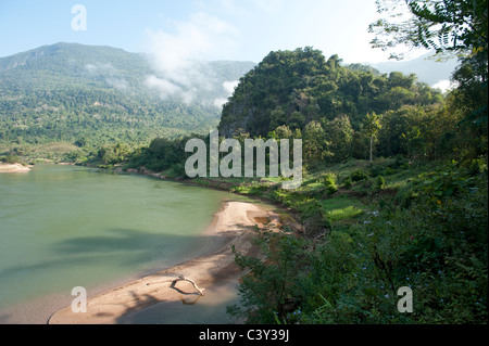 Les plages de sable d'une rivière dans le nord-est du Laos avec Misty green couvertes de jungle montagnes en arrière-plan Banque D'Images