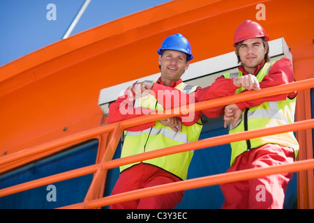 Travailleur sur un pont flottant Banque D'Images