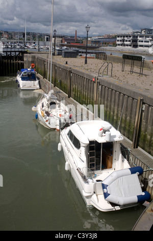 Dans la région de Swansea, West Glamorgan, Pays de Galles, juste à l'intérieur de la rivière Tawe le barrage est le remplissage pour soulever l'alimentation et les bateaux de pêche amarrés Banque D'Images
