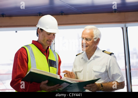 Le capitaine d'un navire en train de discuter avec un travail Banque D'Images