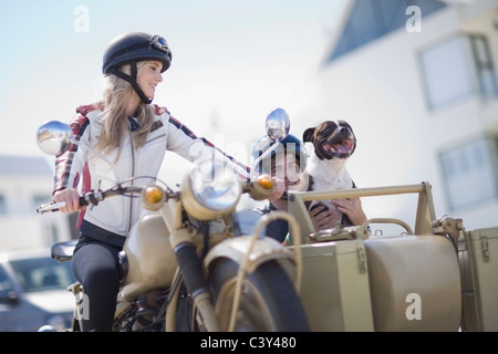 Couple avec chien équitation une moto Banque D'Images