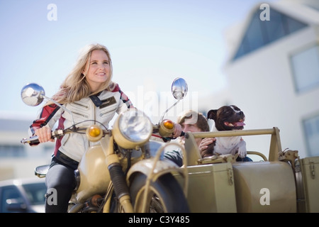 Couple avec chien équitation une moto Banque D'Images