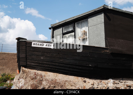 Péniche/cabane de pêcheur a appelé l'arche de Noé au trou du paddy, au sud de la Gare, Redcar, Cleveland, Angleterre Banque D'Images