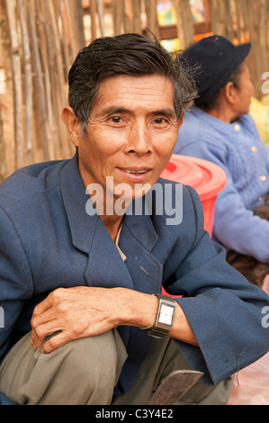 Un Lao village homme sourit à l'appareil photo dans un marché nord-est du Laos Banque D'Images