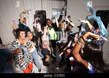 Les gens avec des rubans dancing at party Banque D'Images