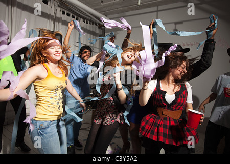 Les gens avec des rubans dancing at party Banque D'Images