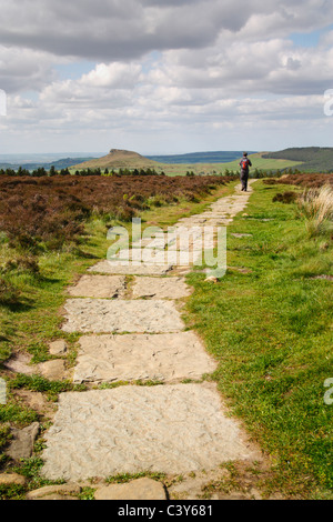 Randonneur sur moor d'Easby près de Captain Cook monument avec garniture Roseberry en distance. North Yorkshire, England, UK Banque D'Images