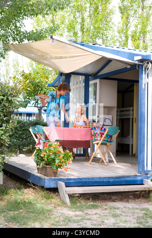 Jeune cple avec désert sur cabine terrasse Banque D'Images