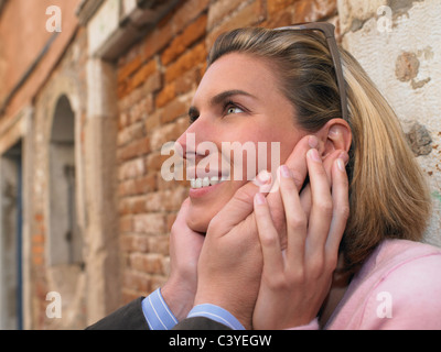 Man holding woman's face Banque D'Images