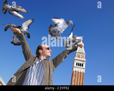 L'homme avec les pigeons sur ses mains Banque D'Images