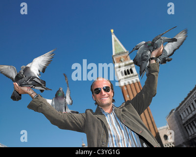 L'homme avec les pigeons sur ses mains Banque D'Images