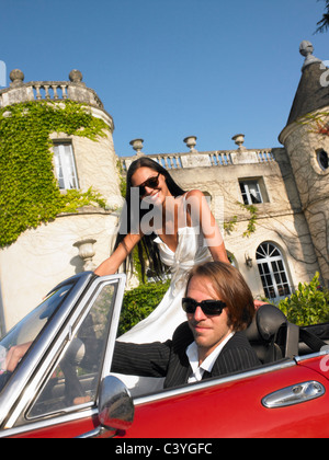 Couple marié fraîchement dans... Banque D'Images