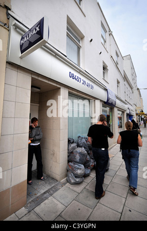 Un passant par l'extérieur d'une succursale de la Banque Halifax à Cheltenham UK Banque D'Images