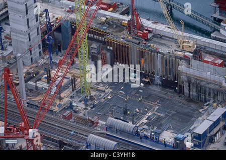 Aperçu de site de construction à côté de la gare de banlieue à Canary Wharf de Londres. United Kingdom. Banque D'Images