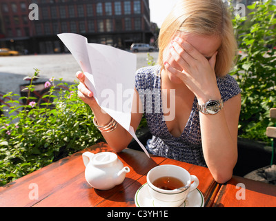 Femme lisant une lettre triste Banque D'Images