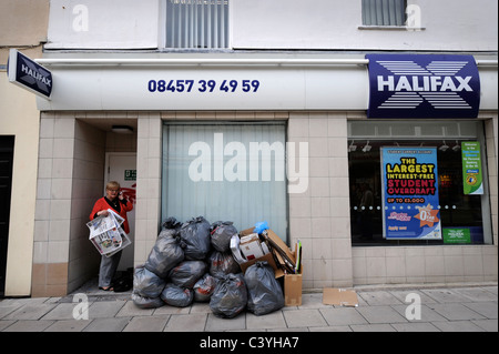 Un passant par l'extérieur d'une succursale de la Banque Halifax à Cheltenham UK Banque D'Images