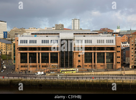 La Loi sur les tribunaux judiciaires Newcastle upon Tyne quais illustré avec bus électrique jaune Banque D'Images