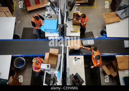 Le détaillant en ligne Amazon's Centre de distribution à Swansea, Pays de Galles du Sud. L 'emballage sortants' domaine dans lequel les clients commandes sont Banque D'Images