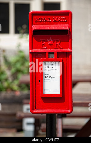 Britannique, Elizabeth II, Royal Mail, post box rouge Banque D'Images