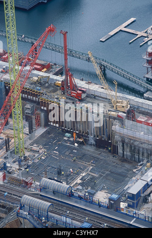 Site de construction à côté de la gare ferroviaire de banlieue. United Kingdom. Banque D'Images