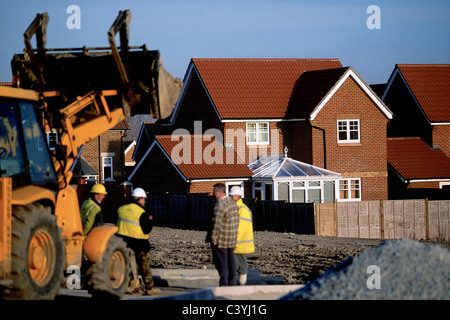 Site personnel de chargeuse pelleteuse et au nouveau développement résidentiel près de la rivière Thames Thames Gateway North Kent. Banque D'Images