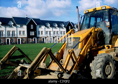 Chargeuse-pelleteuse JCB en face de nouveau développement résidentiel dans le Kent au sud-est de l'Angleterre. Banque D'Images