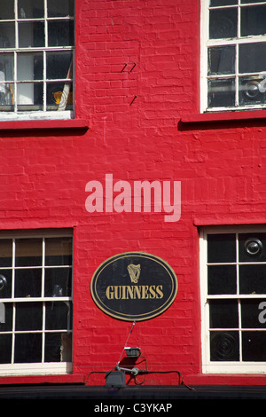 Signe de la Guinness sur bâtiment de briques rouges à Brighton en mai Banque D'Images