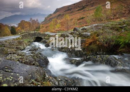 Barrow Beck sous le pittoresque pont Ashness, Parc National de Lake District, Cumbria, Angleterre. L'automne (novembre) 2009. Banque D'Images