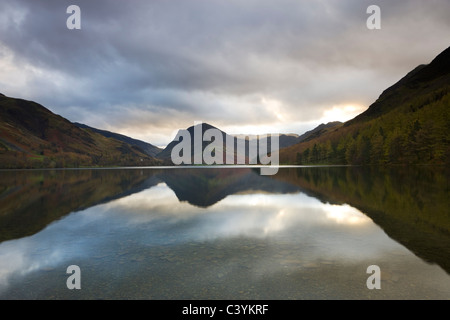 Buttermere Lake et Fleetwith Pike, Parc National de Lake District, Cumbria, Angleterre. L'automne (novembre) 2009. Banque D'Images