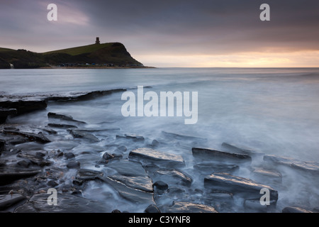 La baie de Kimmeridge et Tour Clavell, Jurassic Coast, Dorset, Angleterre. L'hiver (février) 2011. Banque D'Images