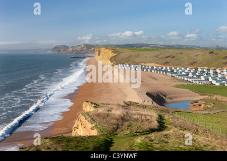 Caravanes statiques avec vue sur la plage sur un parc de vacances côtières près de Burton Bradstock, Dorset, Angleterre. L'hiver (février) 2011. Banque D'Images