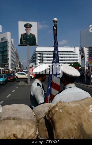 Des acteurs représentant des soldats américains dans Friedrichstrasse, connu sous le nom de Checkpoint Charlie, le point de passage le plus connu du mur de Berlin entre Berlin-est et Berlin-Ouest pendant la Guerre froide (1947-1991), tel que nommé par les alliés occidentaux situés dans le district de Kreuzberg, Berlin Allemagne Banque D'Images