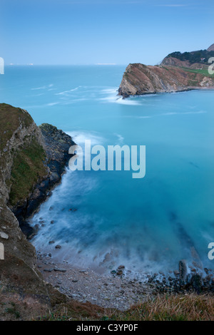 L'Anse de Lulworth sur la côte jurassique à l'aube, Dorset, Angleterre. L'hiver (février) 2011. Banque D'Images