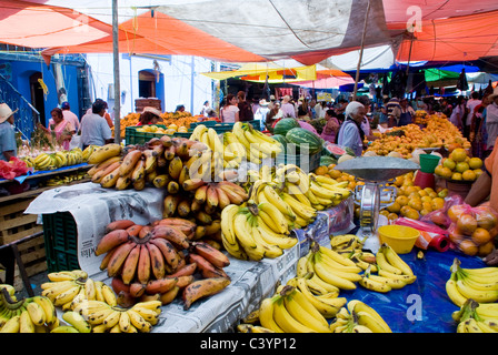 Marché le dimanche en ville.Les vendeurs de fruits Tlacolula . Oaxaca,Mexique. Banque D'Images