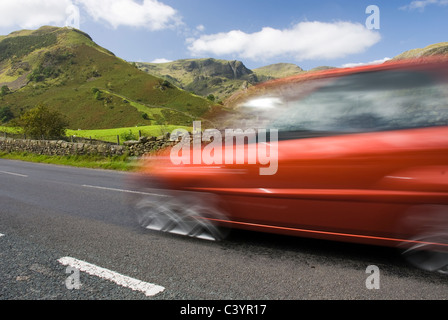 Excès de voiture rouge, la route A592, Lake District National Park, Royaume-Uni Banque D'Images