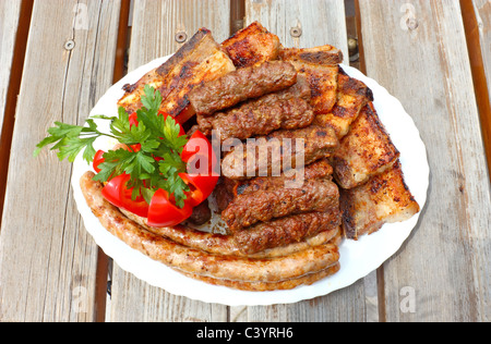 La viande préparée à partir de la grille, prêts à manger, de se concentrer sur le poivron rouge Banque D'Images