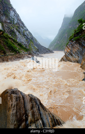 Lijiang : la Gorge du tigre bondissant sur golden sand river Banque D'Images