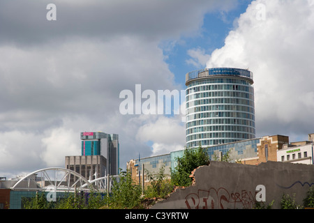 Birmingham moderne gratte-ciel, Rotunda et Beetham Tower de Park Street. West Midlands. L'Angleterre. Banque D'Images