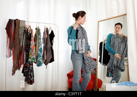 Woman trying on clothes Banque D'Images