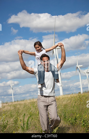 Père et fille sur un parc éolien Banque D'Images